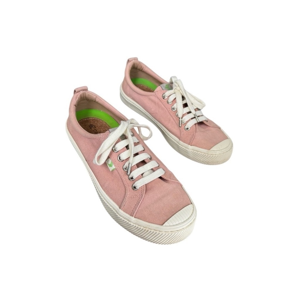 🌴 Cariuma Pink and White Low-Top Canvas Sneakers